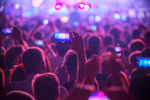 Aftermovie maken van een bedrijfsfeest: zelf doen? Of laten maken?