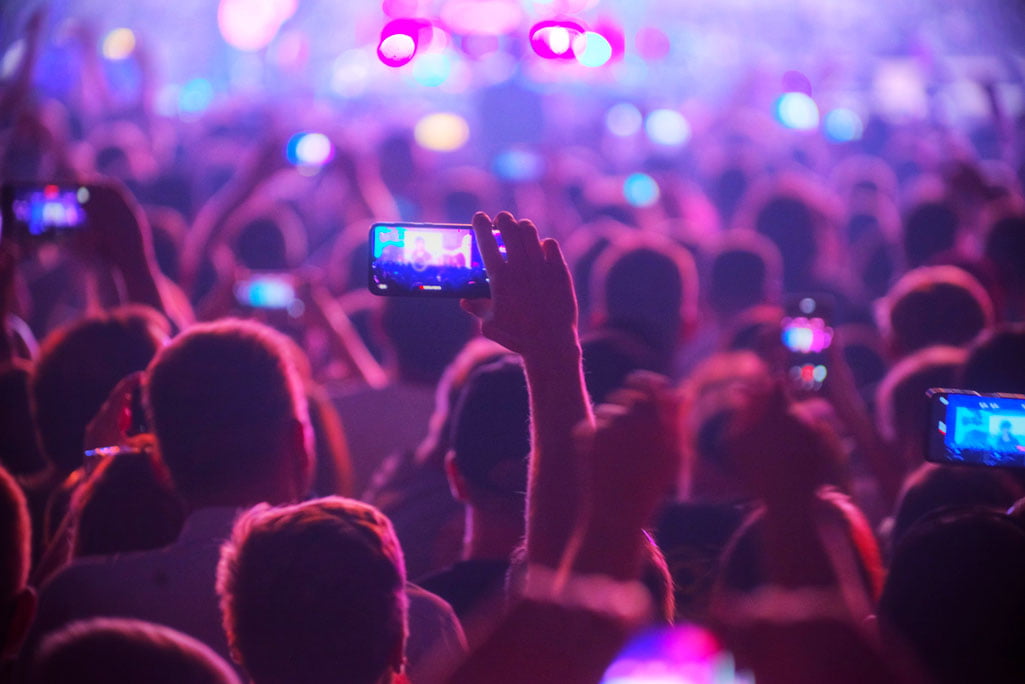 Aftermovie maken van een bedrijfsfeest: zelf doen? Of laten maken?