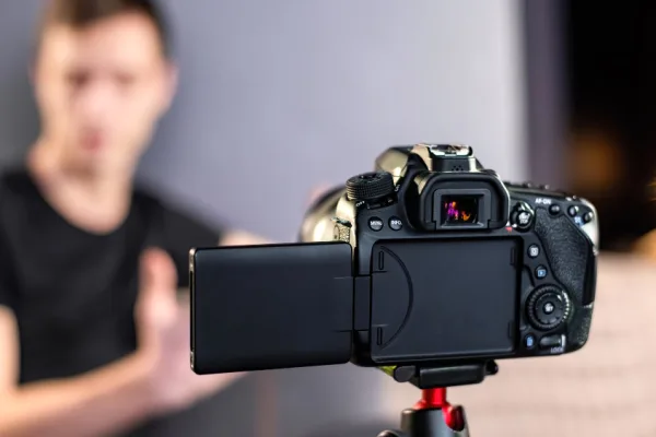 Zakelijk vloggen met je smartphone of camera. Wat is de beste keuze voor jou?